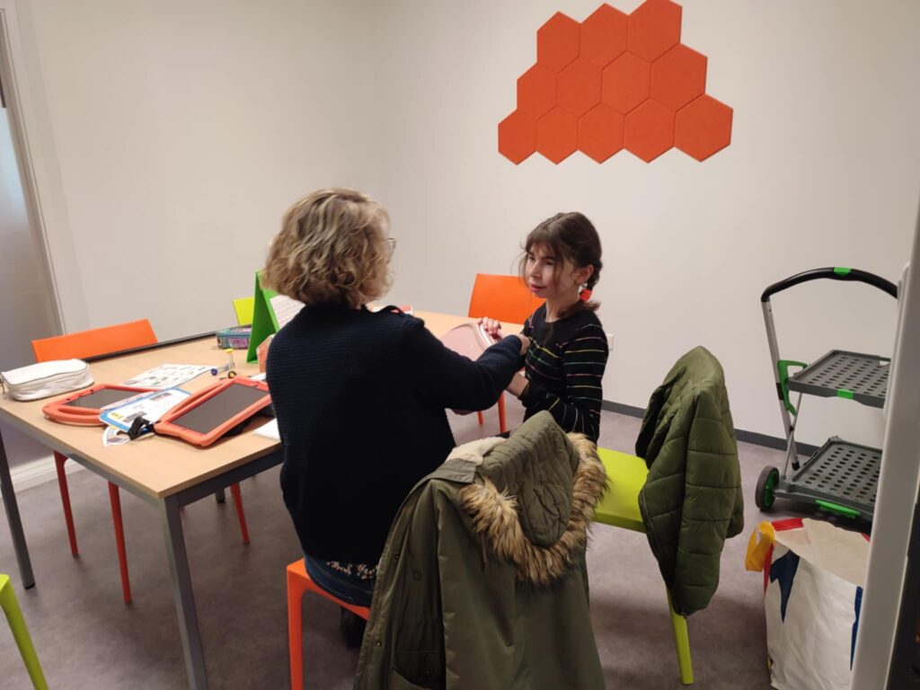 Charlotte notre ambassadrice sur son stand sensibilisation à la CAA avec une dame.